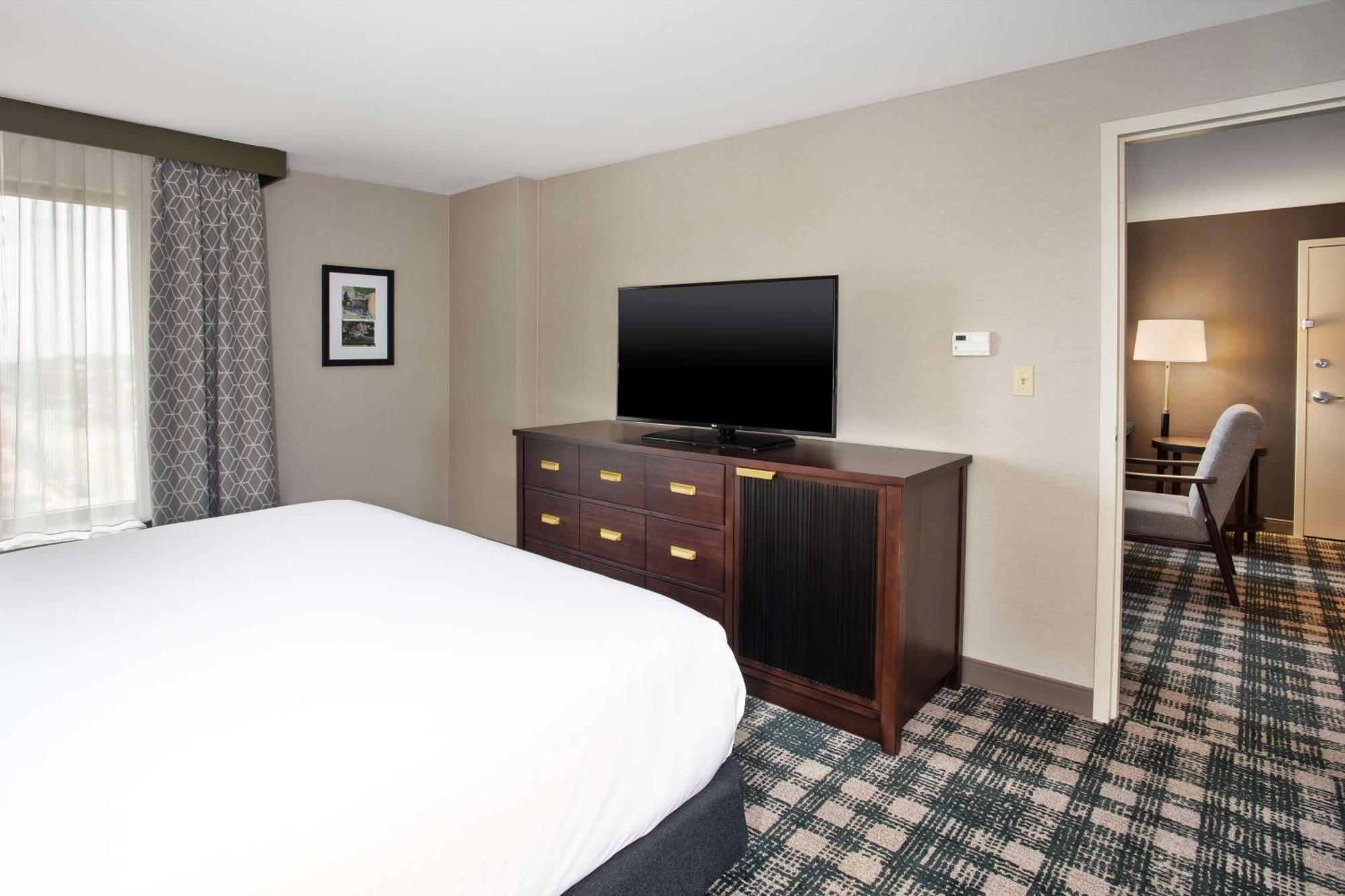 Hotel Doubletree By Hilton Lansing Exterior foto