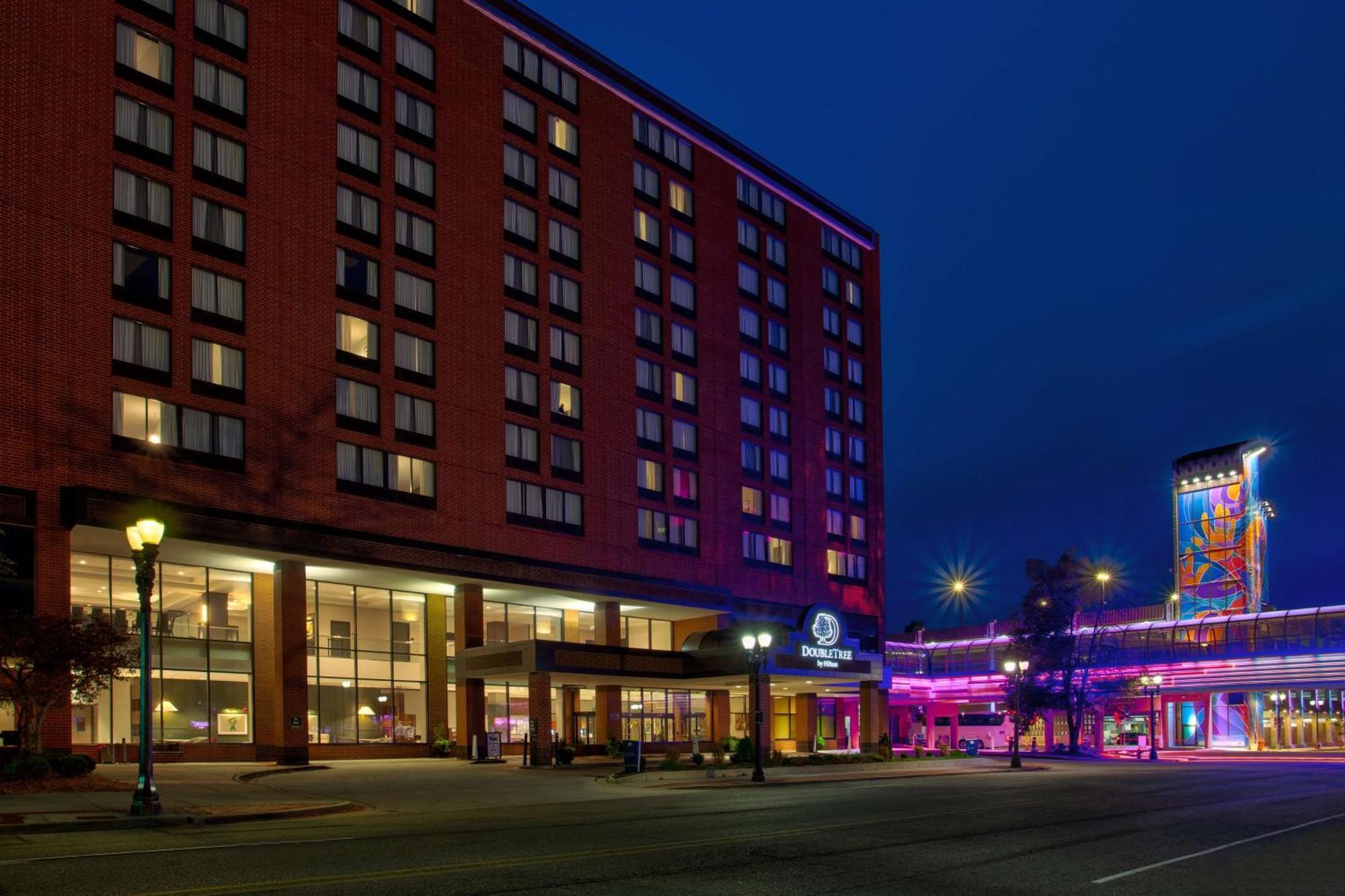 Hotel Doubletree By Hilton Lansing Exterior foto